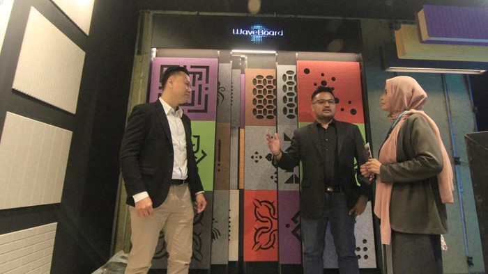 CEO PT Akustika Swara Indonesia Vicky Halim Maulana (kiri) berbincang dengan Chief Executive Event Explore Acoustics Inovation Anggi Priyan Rahardi disela acara Explore Acoustics Innovation 2024, di Jakarta, Sabtu (4/5/2024).