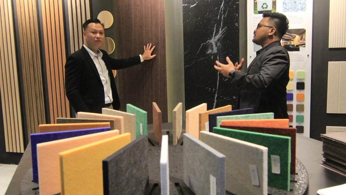 CEO PT Akustika Swara Indonesia Vicky Halim Maulana (kiri) berbincang dengan Chief Executive Event Explore Acoustics Inovation Anggi Priyan Rahardi disela acara Explore Acoustics Innovation 2024, di Jakarta, Sabtu (4/5/2024).