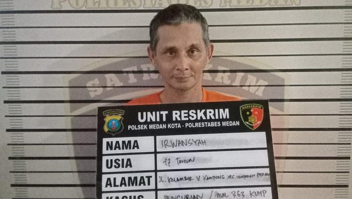 Irwansyah alias Iwan (47) ditangkap polisi karena mencuri satu unit mobil hingga uang tunai Rp 12 juta dari tempat kerjanya di Jalan Haji Misbah, Kota Medan. (Dok Polsek Medan Kota).