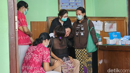 Isak tangis keluarga pecah saat jasad Putu Satria Ananta Rustika tiba di  RSUD Klungkung, Bali, Minggu (5/5/2024).