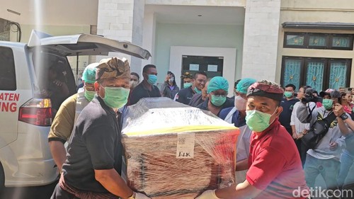 Jasad Putu Satria Ananta Rustika, taruna STIP yang menjadi korban penganiayaan oleh seniornya tiba di RSUD Klungkung, Bali, Minggu (5/5/2024). (Foto: Putu Krista/detikBali)