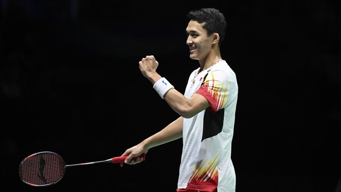 CHENGDU, CHINA - MAY 5: Jonatan Christie of Team Indonesia competes in the Mens Singles Final match against Li Shi Feng of Team China  during Thomas & Uber Cup Finals 2024 Day nine at Chengdu High-tech Sports Centre on May 5, 2024 in Chengdu, China. (Photo by Fred Lee/Getty Images)