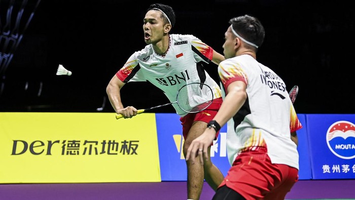 Pebulu tangkis ganda putra Indonesia Fajar Alfian (kiri) dan Muhammad Rian Ardianto (kanan) berusaha mengembalikan kok ke arah lawannya pebulu tangkis China Liang Wei Keng dan Wang Chang dalam final Piala Thomas 2024 di Chengdu Hi Tech Zone Sports Center Gymnasium, Chengdu, China, Minggu (5/5/2024). Fajar/Rian kalah 18-21, 21-17, 17-21, Indonesia kalah 0-2 atas China. ANTARA FOTO/Galih Pradipta/nym.