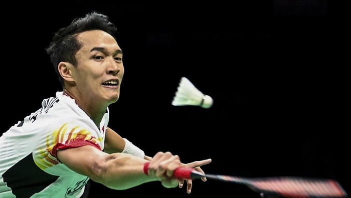 Pebulu tangkis tunggal putra Indonesia Jonatan Christie mengembalikan kok ke arah lawannya pebulu tangkis China Li Shi Feng dalam final Piala Thomas 2024 di Chengdu Hi Tech Zone Sports Center Gymnasium, Chengdu, China, Minggu (5/5/2024). ANTARA FOTO/Galih Pradipta/nym.