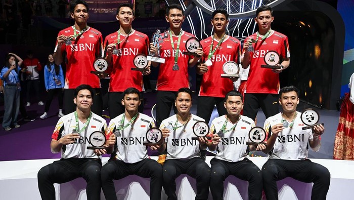 Tim bulu tangkis putra Indonesia menerima medali saat Upacara Penghargaan Pemenang Piala Thomas 2024 di Chengdu Hi Tech Zone Sports Center Gymnasium, Chengdu, China, Minggu (5/5/2024). Tim bulu tangkis putra Indonesia menjadi juara kedua setelah kalah dari China dengan skor 1-3. ANTARA FOTO/Galih Pradipta/nym.
