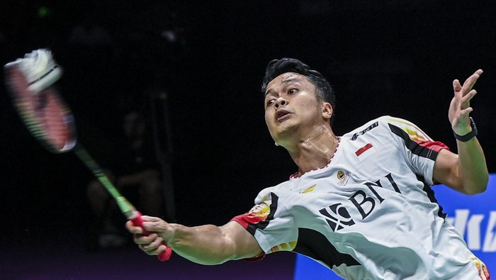 Pebulu tangkis tunggal putra Indonesia Anthony Sinisuka Ginting mengembalikan kok ke arah lawannya pebulu tangkis China Shi Yu Qi dalam final Piala Thomas 2024 di Chengdu Hi Tech Zone Sports Center Gymnasium, Chengdu, China, Minggu (5/5/2024). Ginting kalah 17-21, 6-21, tim Indonesia sementara kalah 0-1 atas China. ANTARA FOTO/Galih Pradipta