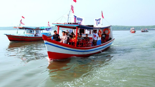 Kapal Wisata di Karangantu Lebih Hidup dan Berwarna