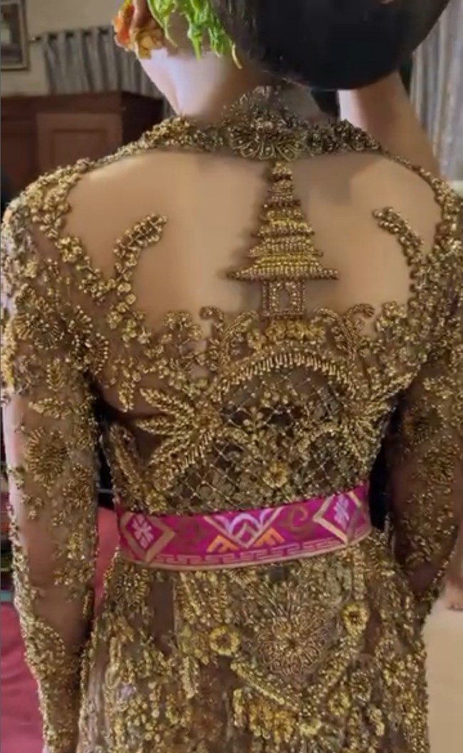 Detail full payet jadi lebih istimewa dengan gambar pura di bagian punggung. Asky menjelaskan untuk detail tersebut sebenarnya tidak ada permintaan khusus dari Mahalini. Namun karena dia berasal dari Bali, maka Asky berinisiatif untuk membuatnya. Foto: Instagram/@askyfebrianti
