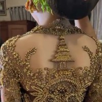 Detail full payet jadi lebih istimewa dengan gambar pura di bagian punggung. Asky menjelaskan untuk detail tersebut sebenarnya tidak ada permintaan khusus dari Mahalini. Namun karena dia berasal dari Bali, maka Asky berinisiatif untuk membuatnya. Foto: Instagram/@askyfebrianti