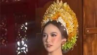 Mepamit digelar oleh keluarga calon mempelai wanita Hindu Bali dengan maksud berpamitan. Sebab, si mempelai akan meninggalkan rumah tempat semula berada. (Instagram/@askyfebrianti)