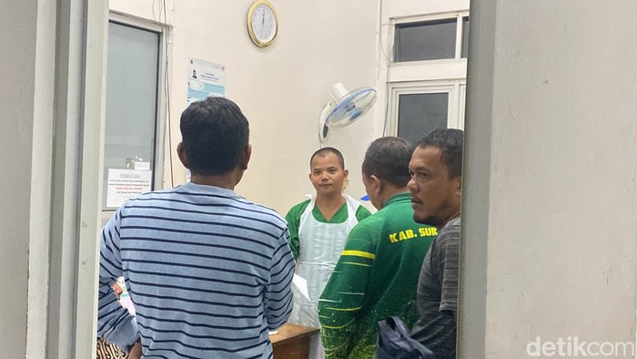 Keluarga korban saat berada di rumah sakit.