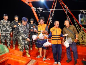 Kapal Maling Ikan Berbendera Vietnam & Malaysia Ditangkap!