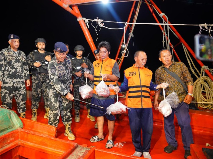 Kementerian Kelautan dan Perikanan (KKP) menangkap tiga unit kapal pencuri ikan ilegal di perairan Indonesia.