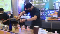 Setiap tahun pasti bermunculan hal baru yang menarik untuk dicoba. Sebuah fakta menunjukkan ada sekitar 49,25% penduduk Indonesia menghabiskan uangnya untuk membeli makanan dan minuman (F&B). Gelaran kompetisi Mixologist yang bertajuk Polaris Master Expolrasi 2024 dihelat untuk mencipta minuman kekinian.