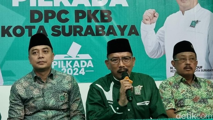Ketua DPC PKB Musyafak Rouf (tengah) saat menerima Eri Cahyadi-Armuji mendaftar sebagai bacawali.