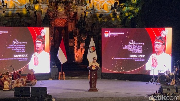 Komisioner KPU RI Idham Kholik saat pidato di acara peluncuran tahapan pemilihan calon Gubernur dan Wakil Gubernur Bali di Art Center, Denpasar, Minggu (5/5/2024.