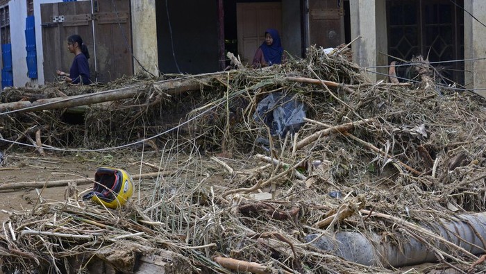 Kondisi Pascabanjir Bandang di Luwu Warga mengamankan perabotan rumahnya pascabanjir bandang Desa Kaili, Kecamatan Suli Barat, Kabupaten Luwu, Sulawesi Selatan, MingguΒ (5/5/2024). Banjir bandang akibat luapan sungai Suli yang terjadi pada Jumat (3/5) lalu menyebabkan 42 unit rumah hanyut dan 50 unit rumah rusak berat di tiga desa di Kecamatan Suli Barat. ANTARA FOTO/Hasrul Said/YU/nym.