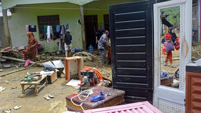 Kondisi Pascabanjir Bandang di Luwu Warga mengamankan perabotan rumahnya pascabanjir bandang Desa Kaili, Kecamatan Suli Barat, Kabupaten Luwu, Sulawesi Selatan, MingguΒ (5/5/2024). Banjir bandang akibat luapan sungai Suli yang terjadi pada Jumat (3/5) lalu menyebabkan 42 unit rumah hanyut dan 50 unit rumah rusak berat di tiga desa di Kecamatan Suli Barat. ANTARA FOTO/Hasrul Said/YU/nym.
