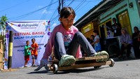 Anak-anak memacu geledekannya. Festival Bagel melibatkan anak-anak dan orang tua.