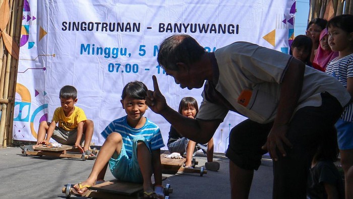 Lestarikan Permainan Tradisional Lewat Festival Balap Geledekan Anak-anak memacu geledekannya pada Festival Bagel di Singotrunan, Banyuwangi, Jawa Timur, Minggu (5/5/2024). Festival Bagel yang melibatkan anak-anak dan orang tua tersebut digelar sebagai upaya untuk melestarikan permainan tradisional yang saat ini jarang dimainkan. ANTARA FOTO/Budi Candra Setya/foc.