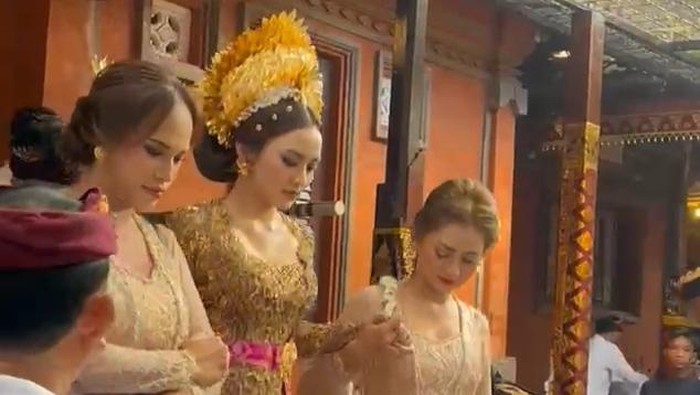 Mahalini mengenakan kebaya Bali saat prosesi mepamit atau mejauman menjelang pernikahannya dengan Rizky Febian. (Foto: Istimewa)