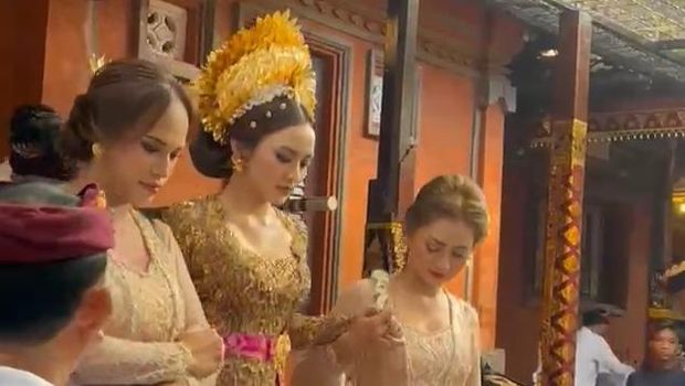 Mahalini mengenakan kebaya Bali saat prosesi mepamit atau mejauman menjelang pernikahannya dengan Rizky Febian. (Foto: Istimewa)