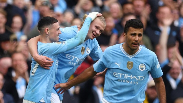 Soccer Football - Premier League - Manchester City v Wolverhampton Wanderers - Etihad Stadium, Manchester, Britain - May 4, 2024  Manchester Citys Erling Braut Haaland celebrates scoring their fourth goal with Rodri and Phil Foden Action Images via Reuters/Lee Smith NO USE WITH UNAUTHORIZED AUDIO, VIDEO, DATA, FIXTURE LISTS, CLUB/LEAGUE LOGOS OR LIVE SERVICES. ONLINE IN-MATCH USE LIMITED TO 45 IMAGES, NO VIDEO EMULATION. NO USE IN BETTING, GAMES OR SINGLE CLUB/LEAGUE/PLAYER PUBLICATIONS.