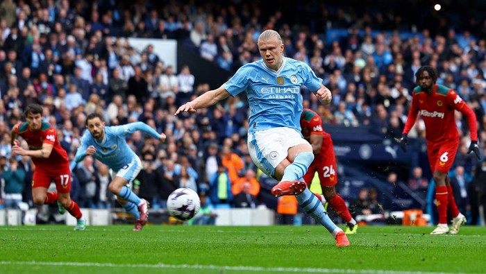 Soccer Football - Premier League - Manchester City v Wolverhampton Wanderers - Etihad Stadium, Manchester, Britain - May 4, 2024  Manchester Citys Erling Braut Haaland scores their first goal from the penalty spot REUTERS/Molly Darlington NO USE WITH UNAUTHORIZED AUDIO, VIDEO, DATA, FIXTURE LISTS, CLUB/LEAGUE LOGOS OR LIVE SERVICES. ONLINE IN-MATCH USE LIMITED TO 45 IMAGES, NO VIDEO EMULATION. NO USE IN BETTING, GAMES OR SINGLE CLUB/LEAGUE/PLAYER PUBLICATIONS.