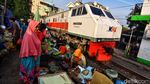 Potret Pasar Ekstrem Surabaya yang Dekat Rel Kereta Api