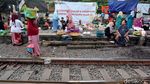 Potret Pasar Ekstrem Surabaya yang Dekat Rel Kereta Api