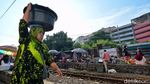 Potret Pasar Ekstrem Surabaya yang Dekat Rel Kereta Api