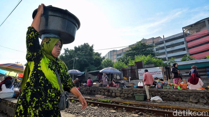Menengok Pasar Ekstrem Dupak Magersari Surabaya Surabaya- Sejumlah warga nekat melakukan aktivitas jual beli di perlintasan rel kereta api di Pasar Ekstrem Dupak Magersari, Surabaya, Minggu (5/5/2024). Setiap pagi sedikitnya tiga sampai empat kereta api yang melintas.