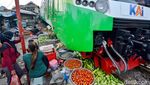 Potret Pasar Ekstrem Surabaya yang Dekat Rel Kereta Api
