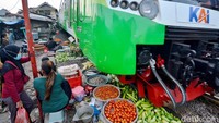 Suara sirene terdengar dari kejauhan sebagai pertanda datangnya kereta api. Para pedagang pun menepi dan menghentikan aktivitas mereka.