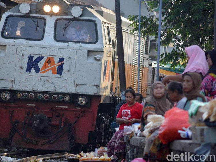 Potret Pasar Ekstrem Surabaya yang Dekat Rel Kereta Api