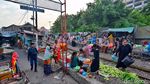 Potret Pasar Ekstrem Surabaya yang Dekat Rel Kereta Api