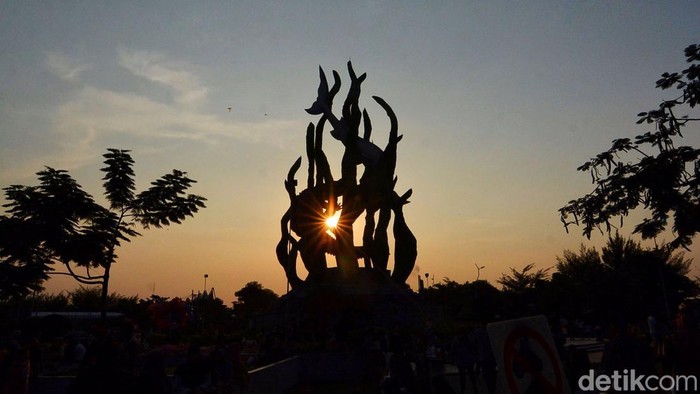 Menikmati Senja di Taman Suroboyo