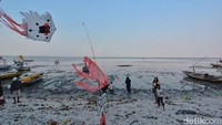 Tidak hanya menikmati wisata perahu. Penjung juga bisa bermain layang-layang di bibir pantai Kenjeran.