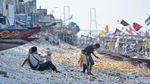 Menikmati Akhir Pekan di Pantai Kenjeran