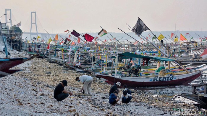 Menikmati sore di Pantai Kedung Cowek Surabaya