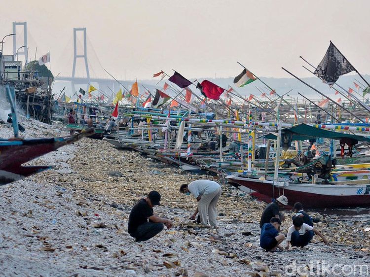 Menikmati Akhir Pekan di Pantai Kenjeran