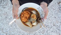 Menu kuliner Lontong Kupang wajib untuk dicicipi saat berkunjung kesana. Harganya hanya Rp 10 ribu.