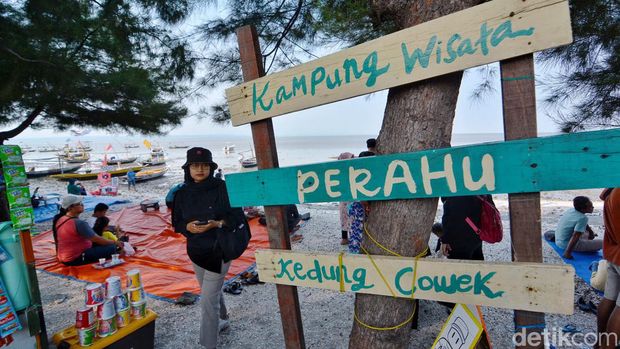 Menikmati sore di Pantai Kedung Cowek Surabaya