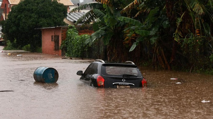 Mobil-mobil Jadi Korban Dahsyatnya Banjir di Brasil A view of damaged vehicles affected by the floods, in Encantado, Rio Grande do Sul state, Brazil, May 3, 2024. REUTERS/Diego Vara