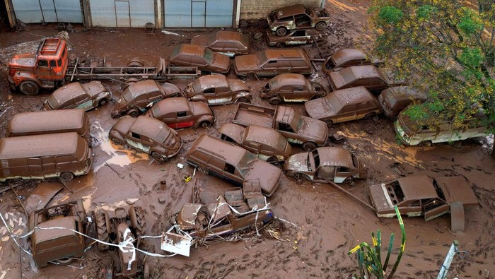 Mobil-mobil Jadi Korban Dahsyatnya Banjir di Brasil A view of damaged vehicles affected by the floods, in Encantado, Rio Grande do Sul state, Brazil, May 3, 2024. REUTERS/Diego Vara