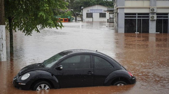 Mobil-mobil Jadi Korban Dahsyatnya Banjir di Brasil Streets are flooded after heavy rain in Sao Sebastiao do Cai, Rio Grande do Sul state, Brazil, Thursday, May 2, 2024. (AP Photo/Carlos Macedo)