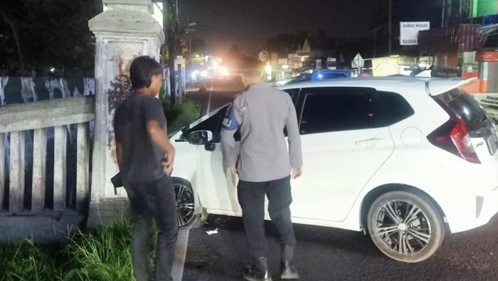 Mobil Tabrak Tugu di Puncak Bogor, 3 Orang Luka-luka