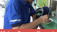 Meski sudah menjadi politisi ternama dan pengusaha yang terkenal sukses, Eko tak gengsi makan nasi rames di warteg. Foto: Instagram @ekopatriosuper