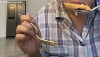 Sering menyisipkan konten komedi di Instagramnya, ini keseruan Eko saat buat konten komedi yang berhubungan dengan makan. Foto: Instagram @ekopatriosuper