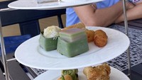 Kalau ini momen santai Eko Patrio nyantai dan ngemil sore di Bali Ada aneka gorengan hingga kue manis. Foto: Instagram @ekopatriosuper
